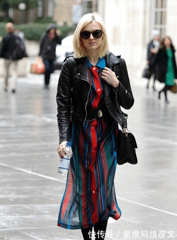 外套|立秋已过，是时候为自己搭配上印花裙加外套的穿搭了，时尚又美观