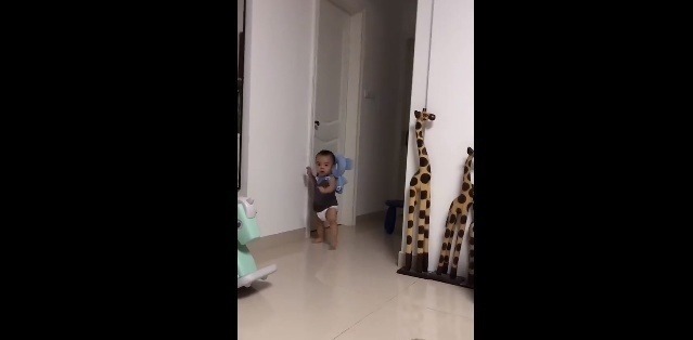 妈妈|心疼!宝宝学走路摔倒后不服气,爬起来继续摔,旁边妈妈笑翻了