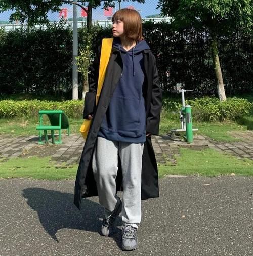 “长风衣＋卫衣”，才是春天正确打开方式，三木都这样穿