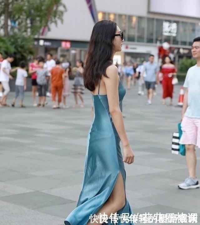 外套 身穿女人味十足的礼服,简约而休闲,显得十分性感