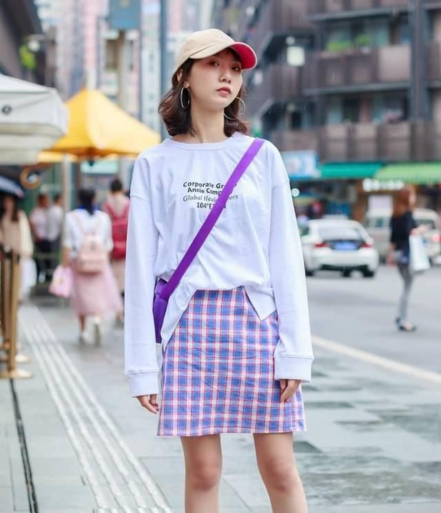 街拍美女小姐姐紧身裤+小白鞋,瘦是很瘦了,但穿出来全是皱褶