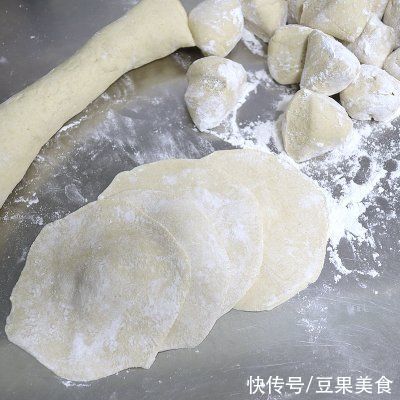 黄豆酱|#不容错过的鲜美滋味# 喷香有营养的猪肉干笋全麦包子