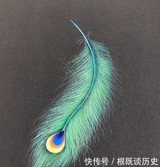 羽毛#美术生教粉丝画羽毛,看着简单做起来难,网友:缺的是你的手