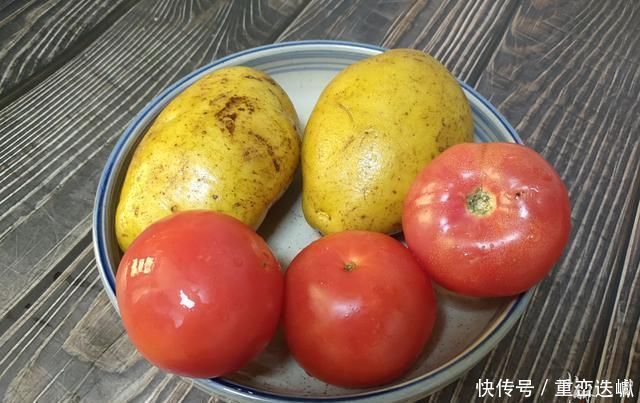 汤汁|土豆和西红柿一起炒，原来这么好吃，米饭煮少了不够吃，太下饭了