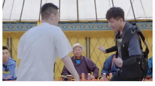 阎鹤祥|德云男团学跳蒙古舞，阎鹤祥摔倒在地，尚九熙的舞姿惊艳全场