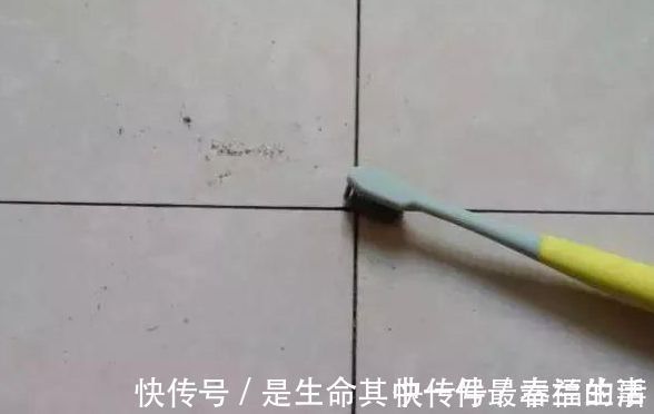 全能|旧牙刷别扔了！放打火机上烤一烤，变“全能”小助手，全家用得上