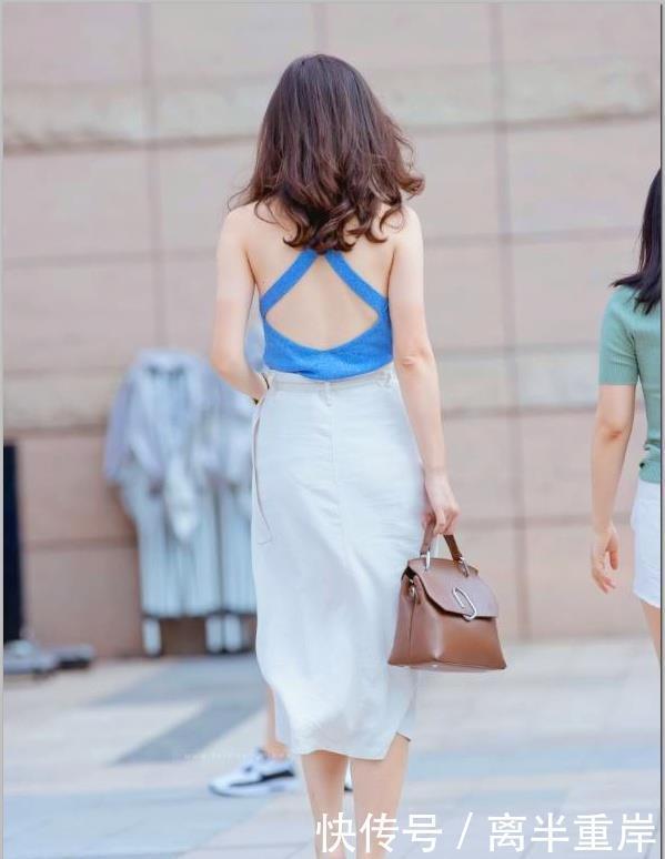 蓝色|街拍穿蓝色露背背心的美女,身材漂亮妩媚,倩影真好看呀