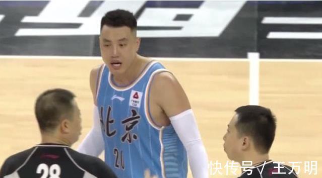 cb翟晓川朱彦西与女记者争执,谁对谁错?球迷:跟辽篮球员好好学学