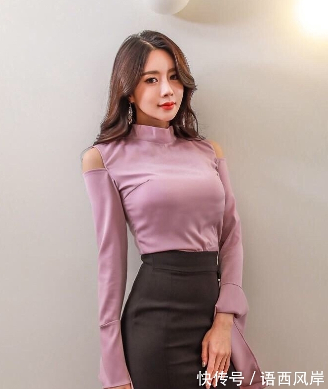 知性|洋气纯色喇叭袖打底衫,搭配半身裙高跟鞋穿着洋溢着青春活力