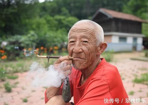99岁老人烟酒不忌，荤素不论，但有个习惯一坚持就是70年