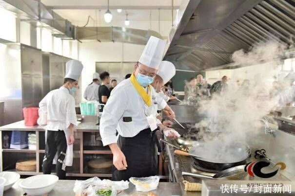 回锅肉|“成都食光”厨艺大赏名厨亮绝活，现场烹饪三道四川名菜