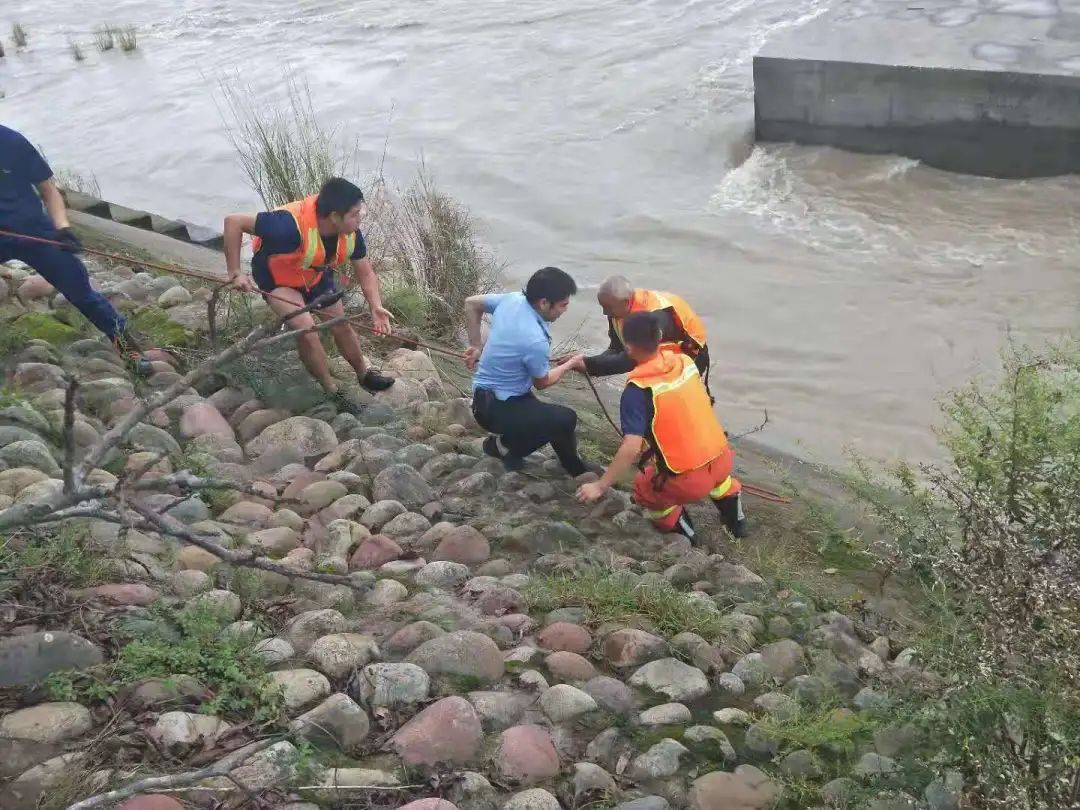 安全绳|夹江一六旬老人被困江心岛，民警消防合力救援