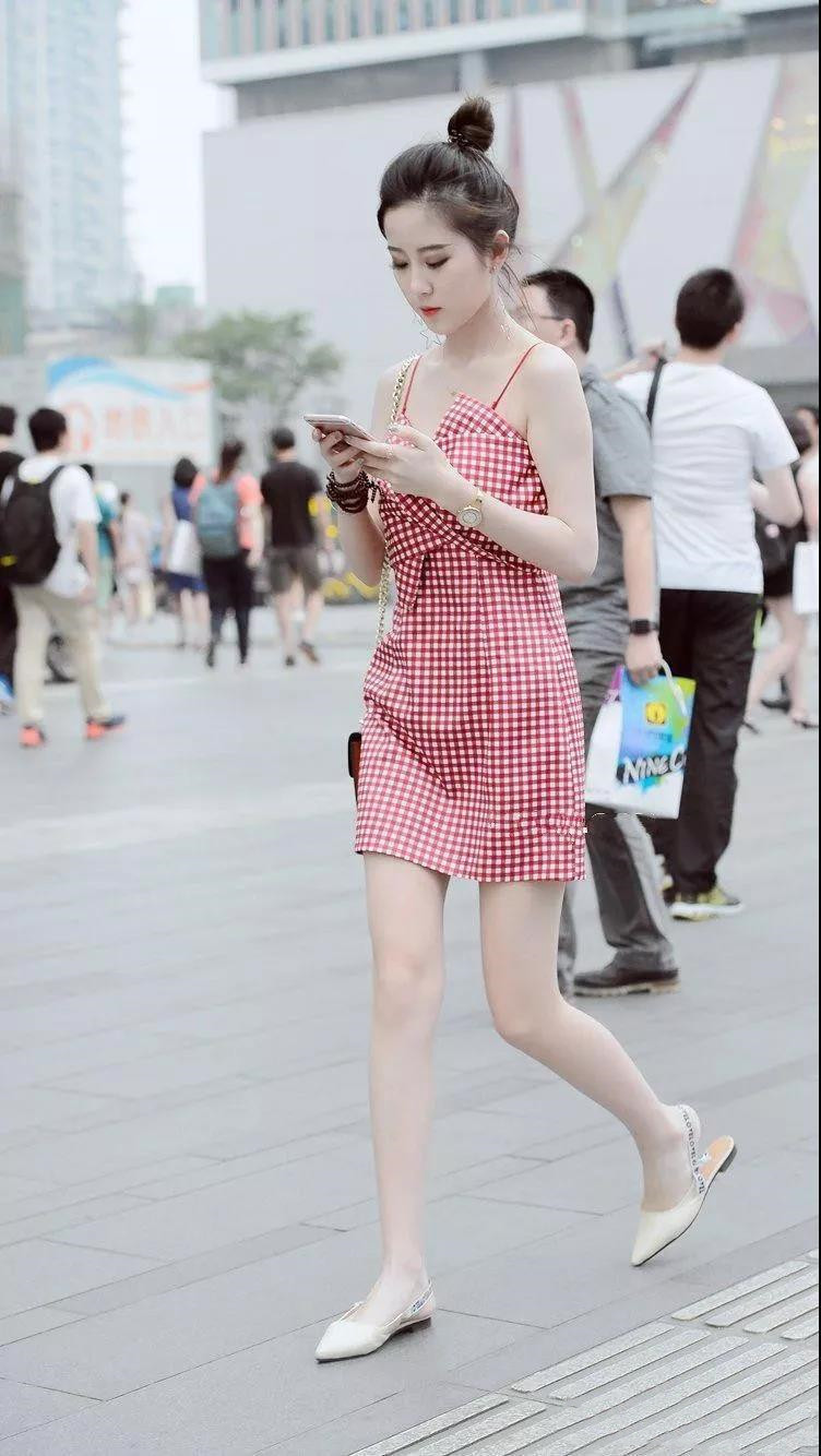 吊带|街拍白色吊带搭配破洞牛仔裤，秀出好身材不是开玩笑