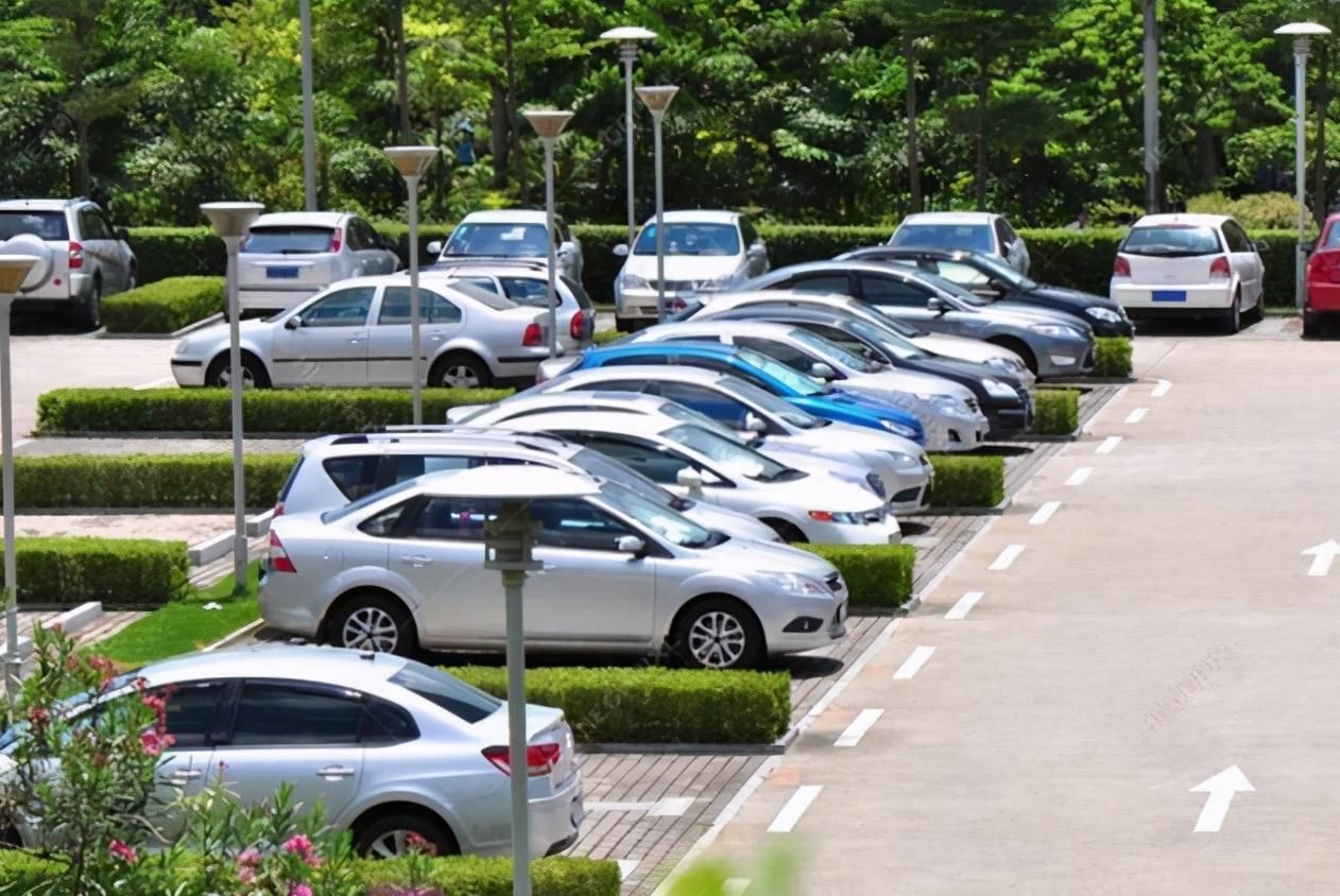 熊孩子|“熊孩子”刮伤奔驰，车主也不吭声，家长不认账反被“打脸”