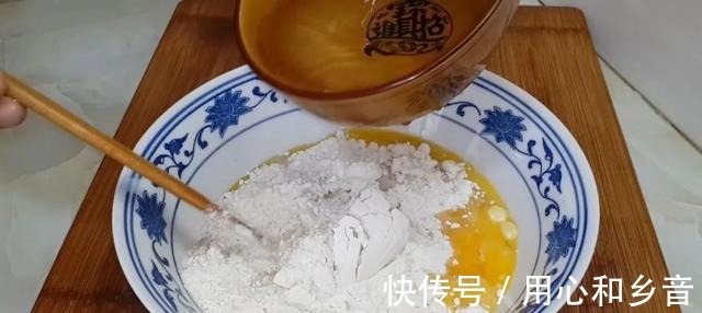 松软|这种创意油条做法,外皮酥掉渣,里面松软香甜,好吃又简单!