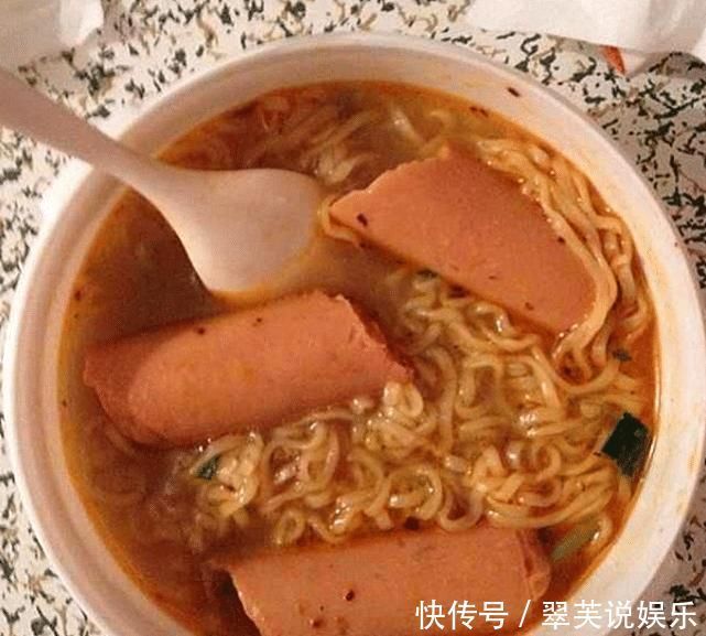 食物|方便面和火腿肠属于垃圾食品,不能吃我们可能被骗了很多年