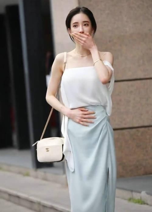 凉爽感|小姐姐穿搭“不正经”却成为了潮流,显得更加柔美和知性