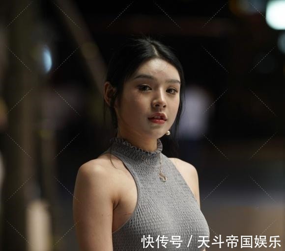 女孩 气质类型女孩的唯美的穿搭,灰色挂颈配黑色阔腿裤,优雅而迷人!