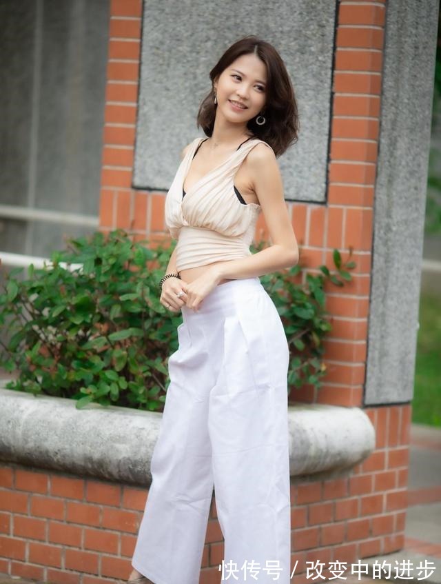 内衣 时尚有女人魅力的小背心搭配阔腿裤，显得风韵十足，很有女人魅力！