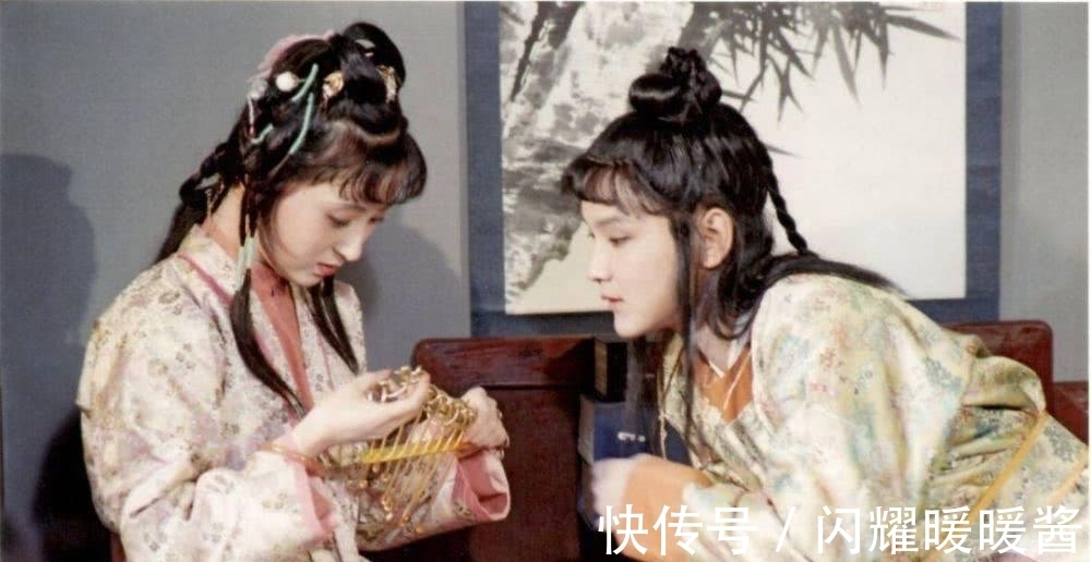 贾宝玉$黛玉死后,宝玉留下两件一模一样的遗物,宝钗大惊,后悔嫁给宝玉