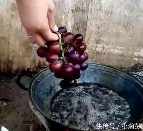 捞出|女友油炸葡萄,男友骂她浪费,把葡萄捞出后男友拿起就吃,惊喜了