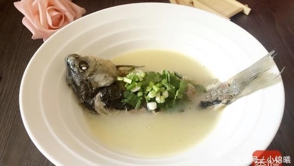 说漏嘴|大厨说漏嘴: 不管炖什么鱼, 千万不要加"它"要不然鱼汤又腥又不白