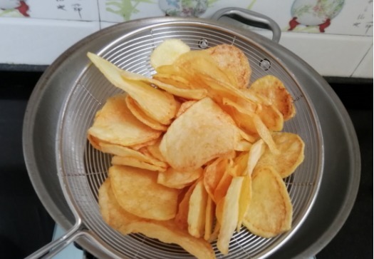 四个土豆,切一切,往锅里一丢,又香又脆,做法简单又解馋