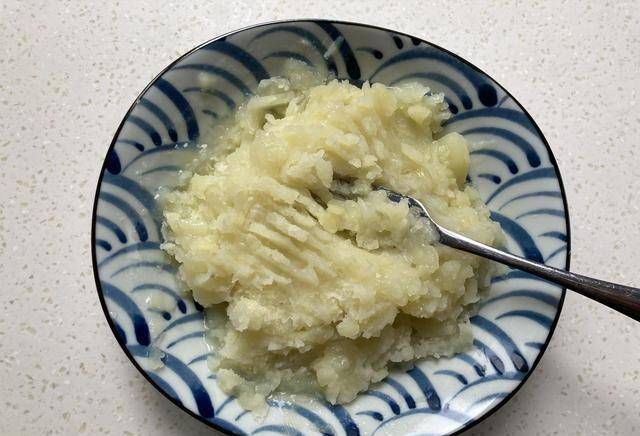 每周|自从学会了土豆的新吃法,每周十斤不够吃,做法简单,内软外脆