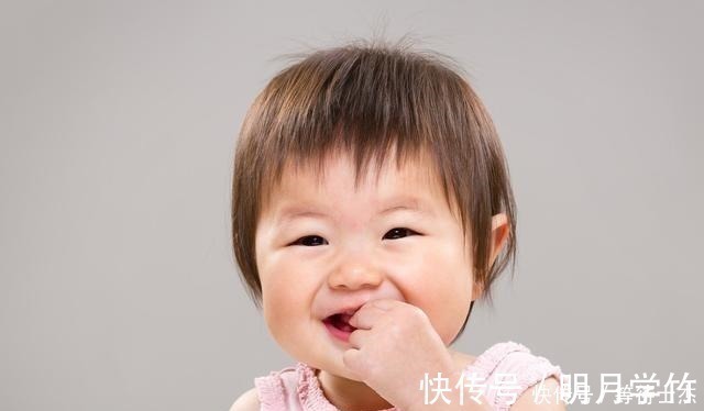 朵朵|宝宝到处抠,要阻止吗精细动作让孩子探索,是大脑发育的关键