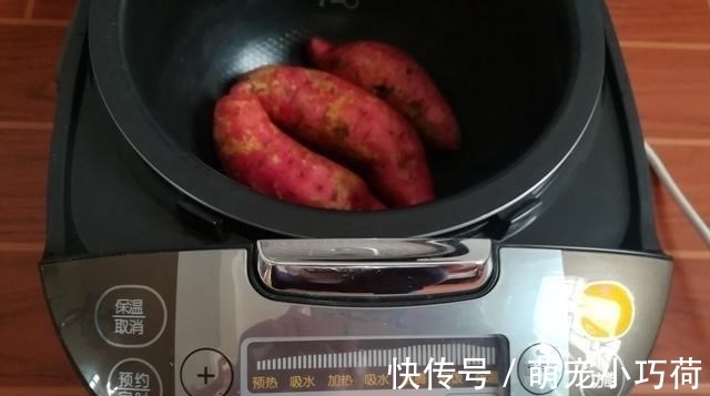 一滴水|想吃烤红薯不用买,用电饭锅就能做,不放一滴水,软糯香甜超好吃