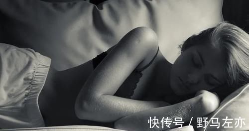 睡眠质量|为什么睡觉时举起双手?这招改善睡眠法,失眠、压抑的人都知道!