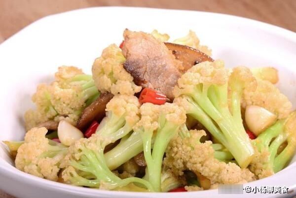 花菜|?炒花菜，要么不入味要么发黑？厨师这样炒菜花，爽口入味又好看