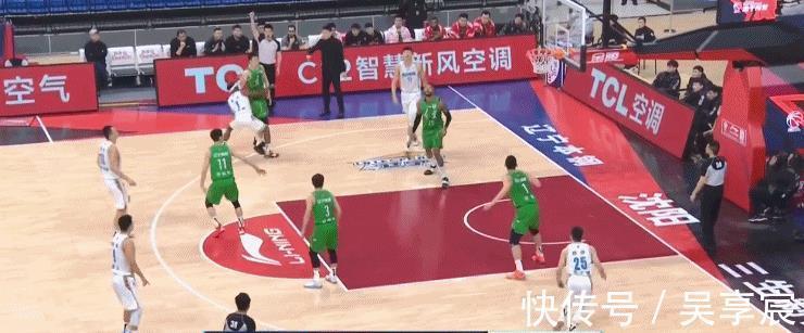 韩德君|杨鸣不满判罚被吹技犯,吉布森连续4次罚球追平,郭艾伦单节9+3