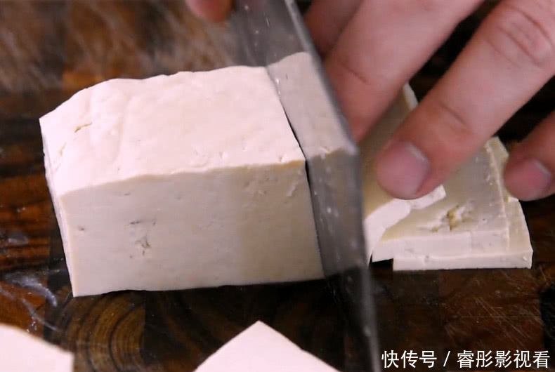 豆腐新吃法，豆腐的鲜嫩搭配着腊肉独有的香味，端上桌就吃完了