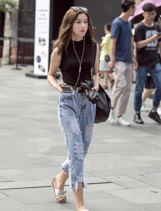 破洞牛仔裤|一字肩上衣搭配牛仔短裤，小美女格外的优雅，越看越喜欢