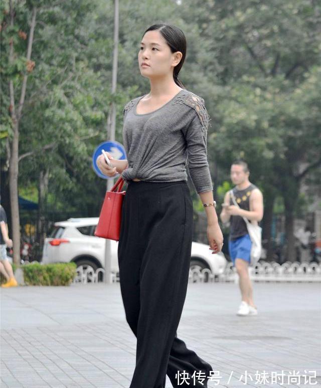 尖头|美女穿搭:高腰直筒牛仔裤,搭配尖头细跟鞋,显得大气,有衬托矜持