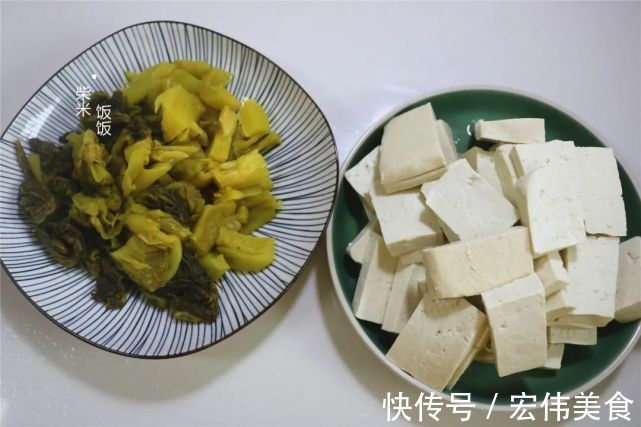 泡椒|我家吃鱼,最喜欢这懒人做法,三种食材一锅炖,出锅连汤也不剩