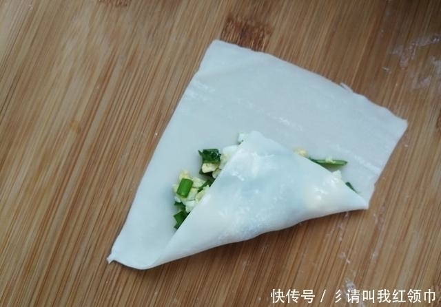 韭菜盒子|韭菜盒子这样做,不和面不擀皮,10分钟就能做一盘,皮薄馅儿香