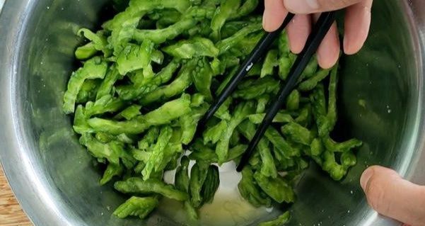 诀窍|苦瓜怎么做才好吃？只要掌握两个小诀窍，清脆爽口，一点都不苦