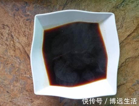 做凉面时,出锅过凉水是不对的,分享小吃店的做法,劲道更入味