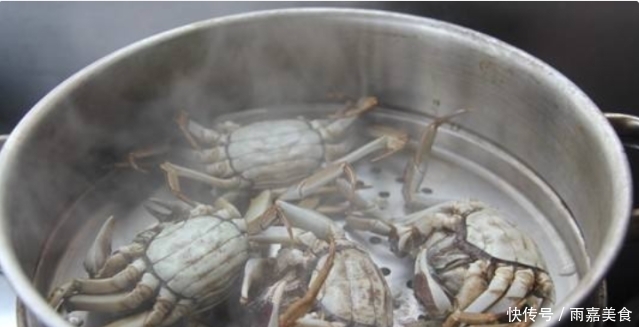 蒸出来的螃|蒸螃蟹,直接上锅蒸就“废”了,这2步很关键,蟹肉鲜嫩不流黄