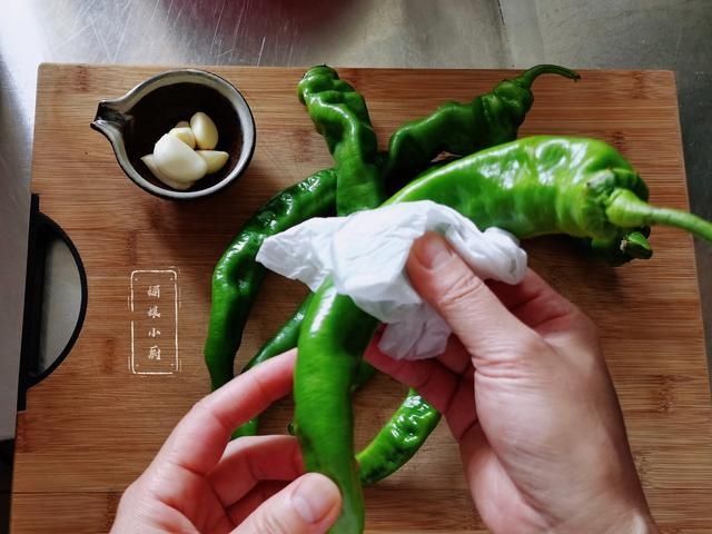 下饭|2菜1汤的午餐成本不超10元钱，干煸辣椒皮薄细嫩，干香入味下饭