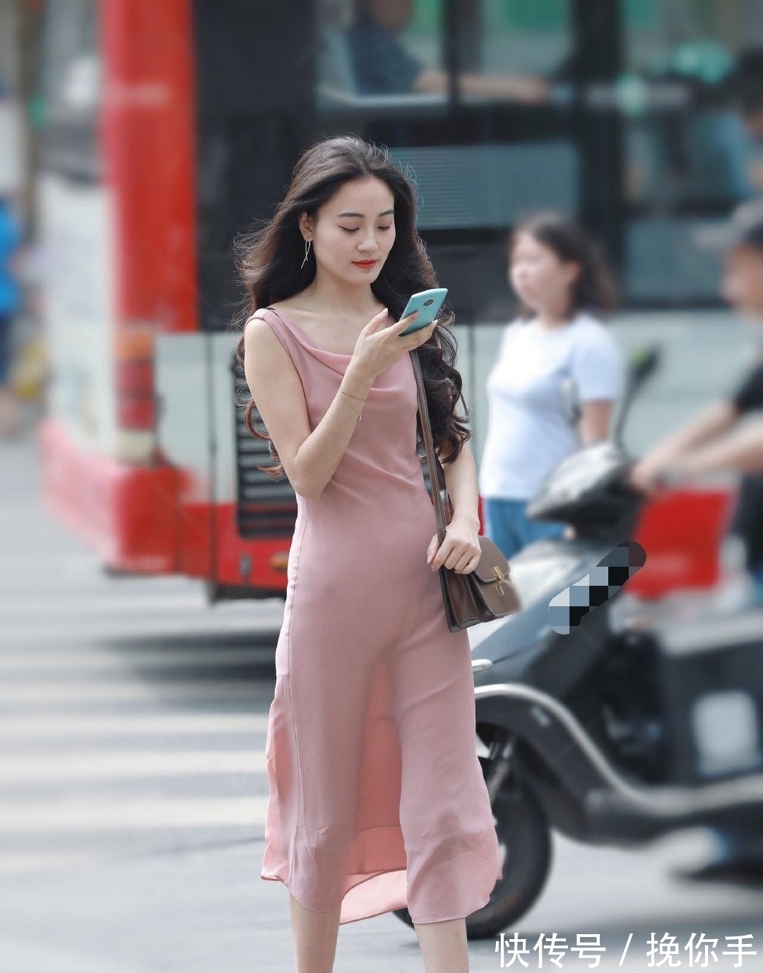 白嫩|白嫩的美女穿上粉色的裙子,连风都眷顾她,增添女性的魅力
