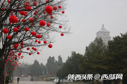 红灯笼|西安大雁塔景区挂满红灯笼浓浓年味，芙蓉园巨型老虎彩灯快做好了