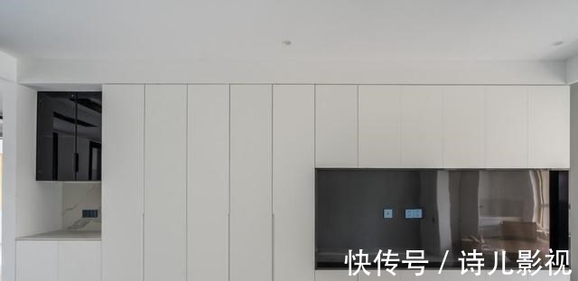 墙板|电视墙长4米多，铺护墙板提升颜值，内嵌玻璃柜增收纳，简单利落