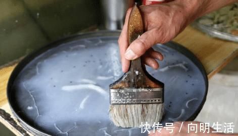 做凉皮太厚又开裂？大厨教你一招：掌握好比例跟配方，吃着还筋道