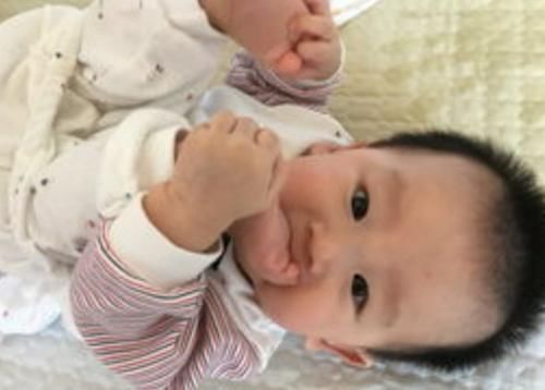 小宝宝|小宝宝将脚丫放进嘴里,细细品尝之后皱起眉头,表情让人哭笑不得