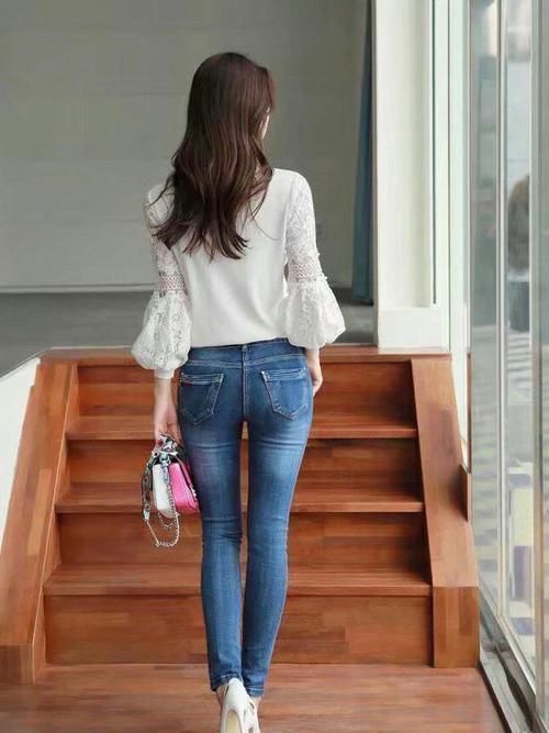 呈现|性感美丽紧身裤呈现圆润身材,性感傲娇美女活力满满元气