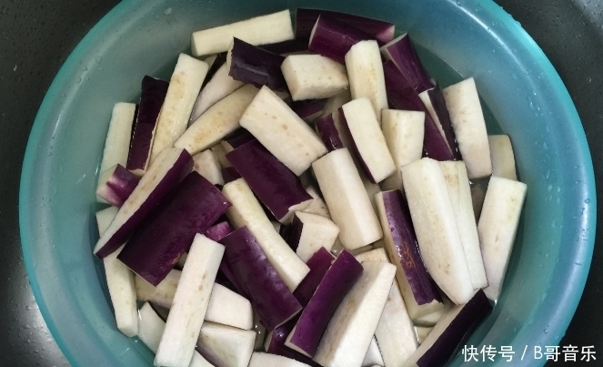 炒茄子,直接下油锅炒就错了!茄子不发黑不油腻,有技巧