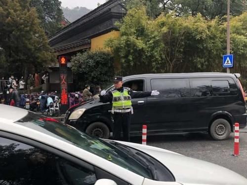 中年|昨天西湖景区这几个地方堵，不到9点停车场几乎爆满，今日出行可参考
